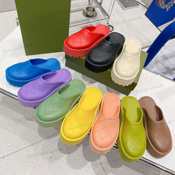 2023 Luxurys designer sandali per uomini donne donne classiche vetrini floreali di brocade piatta piattaforma in pelle infrasoli flops ingranaggi di alta qualit￠ da spiaggia per la spiaggia degli zoccoli