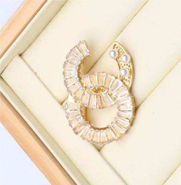 Broches de letras de marca de designer pinos geométricos de luxo feminino charme cristal strass pérola pinos para famosos acessórios de joias para festa de casamento