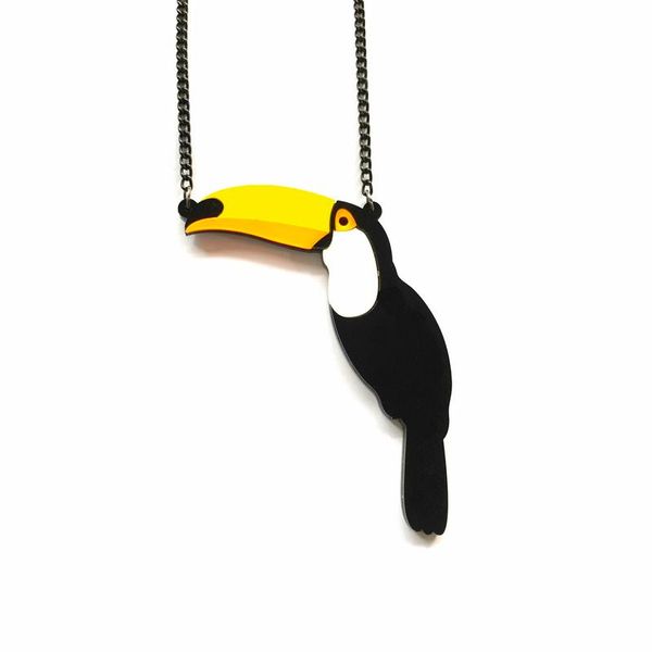 Collane con ciondolo Trendy Bird Tucano Corpo in bianco e nero con becco giallo arancione Collana in acrilico per le donne Gioielli di moda GiftPendant