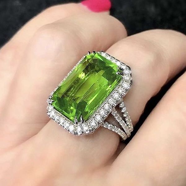 Solitaire Ring Bright Light Green Square Cubic Zirconia para Mulheres Temperamento Casamento de Noivas S Vintage Luxury Jewelry Party Y2302