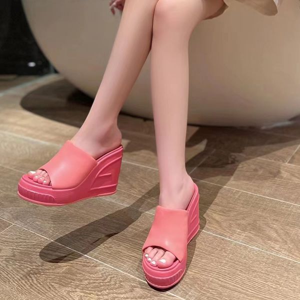Chinelos Novidade Rosa Última moda Muffin fundo grosso Sandálias de salto inclinado 8,5 cm de salto alto Sapatos femininos de couro genuíno 35-41 sapatos femininos de fábrica