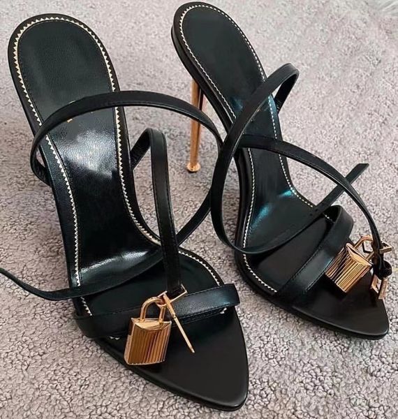 Kadınlar Yüksek Topuklu Sandalet Lüks Tasarımcı Altın Kilit Dekorasyon Bayanlar Gelinlik Ayakkabıları Gerçek Deri 10.5 cm Metal Topuklu Moda Seksi Kadınlar Stiletto Sandal