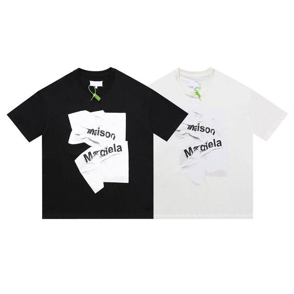 MM-T-Shirt von Maison Margiel. Kurzärmliges T-Shirt mit Rundhalsausschnitt und plissiertem Zeitungsbuchstaben-Logo-Print von Margiel für Herren und Damen