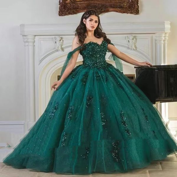 Principessa verde scuro Hunter Ball Gown Quinceanera Abiti con spalle scoperte Applique in pizzo Lungo Plus Size Prom Abiti da sera Perline Lucido Abito dolce 15 Vestido VX Anos