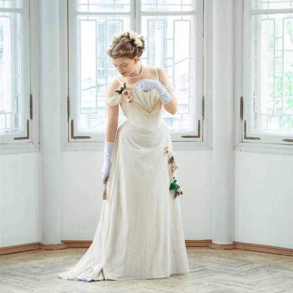 Abiti da sposa vintage a trapezio in pizzo beige Corsetto stile vittoriano Abiti da sposa lunghi Pieghe Cinghie con perline Spalle scoperte Abiti da ricevimento sposa Taglie forti Vestido Personalizzato