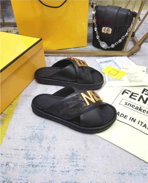 Homens de moda Homens chinelos Designer de luxo Lady Gentlemen Gold Letter Slippers Slide de couro anat￴mico Modelo 35-42
