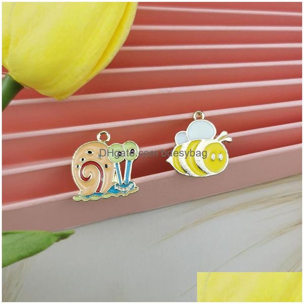 Charms 20pcs Эмалевая улитка пчела шарм нефть капля для изготовления ювелирных изделий и создания милой серьги для подвесного колье.