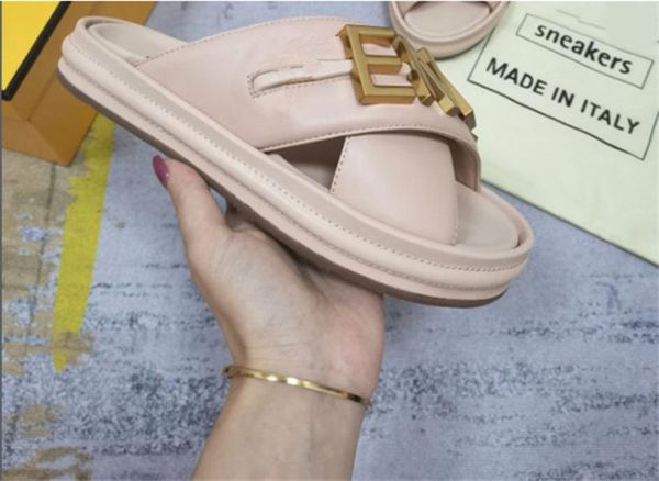 Orijinal deri terlik tasarımcısı slayt yaz moda platformu sandaletler gladyatör sandallar plaj sandal için kadın metal mektup pembe siyah beyaz