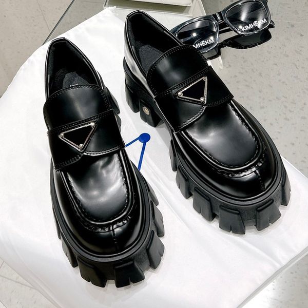 Monolith in Pelle Spazzolata Loafer-Kleiderschuhe. Dreieckiges Zeichen, monolithisch und einzigartig für Innovation und beliebten Stil. Loafer der berühmten Marke. Mit Originalverpackung