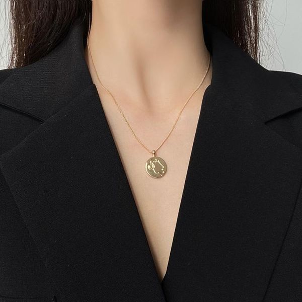 Collane con ciondolo Collana rotonda a forma di viso astratto per le donne Tendenza moda Girocollo Personalità Collana con catena maglione con clavicola