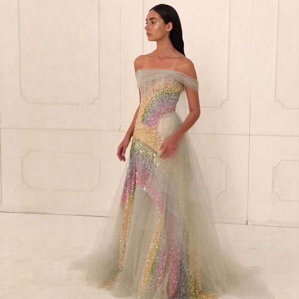 Abiti da festa Splendido abito da ballo scintillante OffTheShoulder Paillettes arcobaleno a strati Tulle gonfio Lunghezza pavimento Abito da spettacolo Taglie disponibili 230208