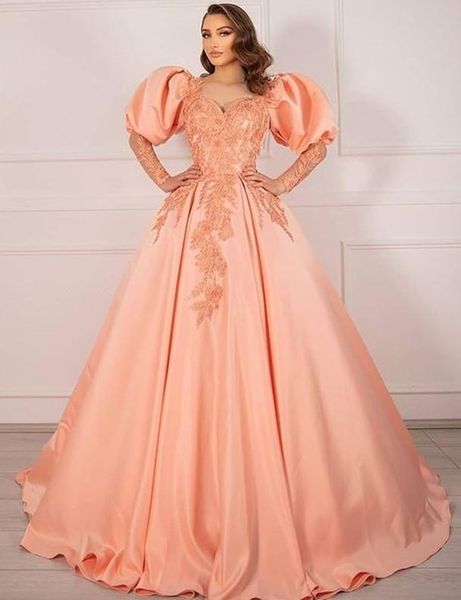 2023 Ballkleid Quinceanera-Kleider Brautkleider Wunderschönes pfirsichfarbenes Satin-Schatzkleid mit langen Ärmeln, Spitzenapplikationen, Sweet-16-Kleid, Rüschen, Schleppe