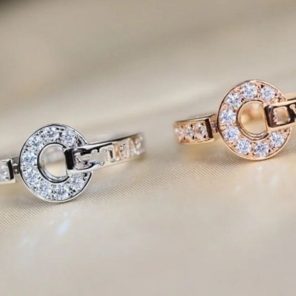 Anello di diamanti semplici stravaganti di alta qualità Anello in oro argento rosa Colori Anelli per coppie in acciaio inossidabile Moda Donna Designer Gioielli Regali per feste per signora