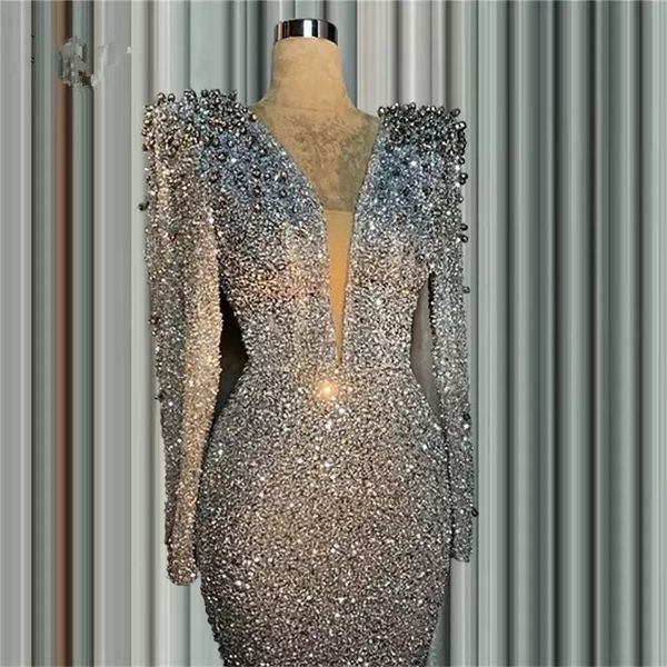 Abiti da passerella Glitter corto argento sirena abiti da sera convenzionali per donne arabe sexy scollo a V maniche lunghe cristalli in rilievo occasione di promenade 230210