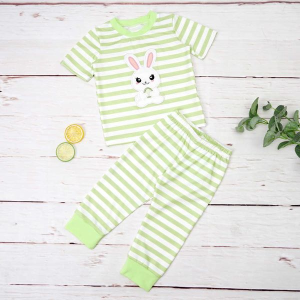 Комплекты одежды 18T Happy Past Aster Summer Boy Set Set 2pcs наряды с милым мультипликационным кролическим вышивкой модные зеленые костюмы длинные полосатые брюки W230210