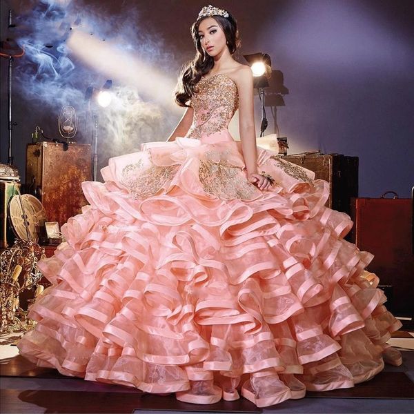 Pembe Quinceanera Elbiseler 2023 Balo Elbise Kolsuz Tül Fırlatma Altın Aplikler Boncuk İnci Söndürülebilir Etek Tatlı 16 Elbise