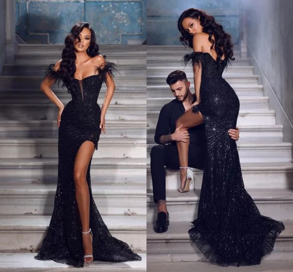 Atemberaubende schwarze Abendkleider, elegant, schulterfrei, rückenfrei, Federquaste, geteilt, Party-Abend-Abschlussball-Kleider BC15160