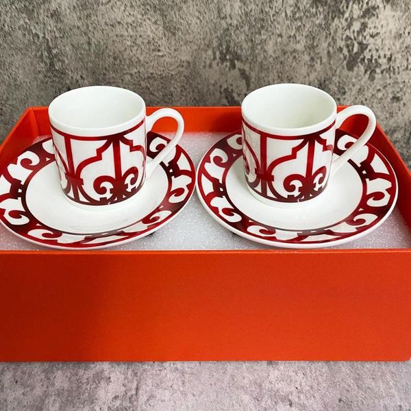 Copas de pires em 2023 Classic Luxury European Bone China Coffee e Definir Ferramentas de Placas de Média Red Holdrend