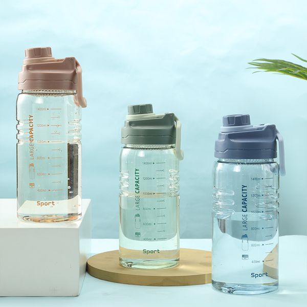 Bottiglie d'acqua Tazza di plastica trasparente ad alta temperatura bollitore per il fitness tazza per spazio da viaggio con sollevamento manuale Tazza per acqua sportiva di grande capacità da 1,5 litri