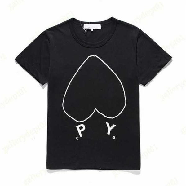 Magliette da uomo Moda Uomo Gioca t Shirt Cdg Designer Hearts Casual Donna Des Badge Garcons Graphic Tee Heart Behind Letter on Chest Tshirt h