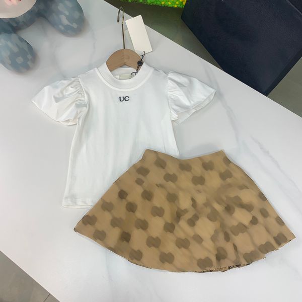 Tasarımcılar Kız Etekler Setler 2023SS Yaz Puflu Kollu Kot pantolonlu Beyaz Tişört High End Çocuk Pileli Yarım Elbiseler Mektup Baskı Çocuk T-Shirt 100-150cm