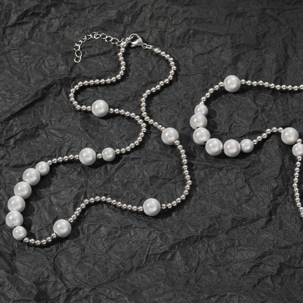 Collana di perline in acciaio inossidabile con catena pieghevole semplice, alla moda e versatile da donna con catena di clavicola di perle di lusso leggera della Corea del Sud del Giappone