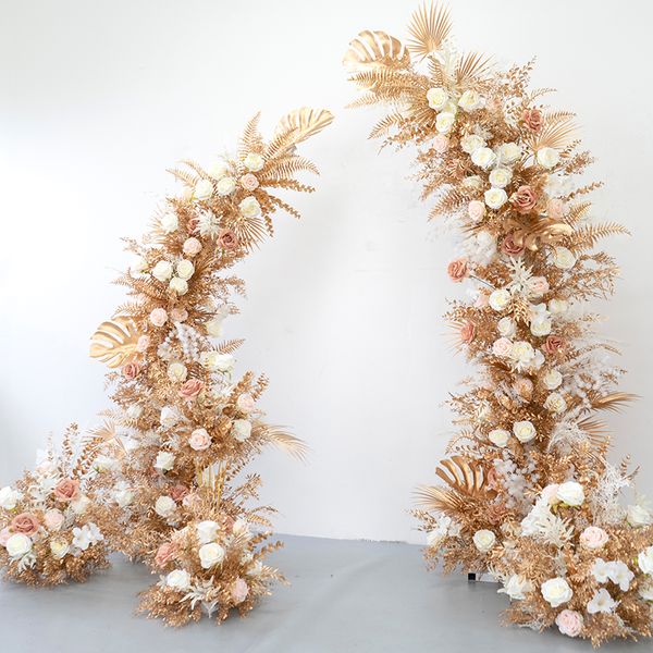 Porta ad arco in corno con decorazione di sfondo per matrimonio di lusso con foglia d'oro, set di fiori di rosa bianca per il layout del sito della scena della festa