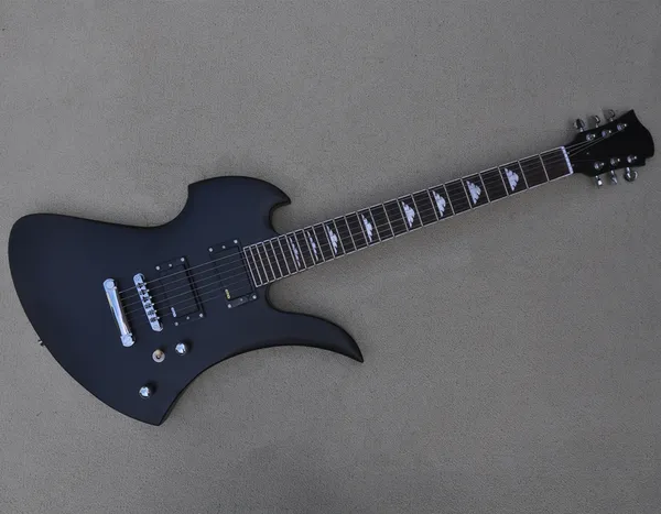 Mattschwarze E-Gitarre mit ungewöhnlicher Form und Chrom-Hardware. Palisander-Griffbrett kann individuell angepasst werden