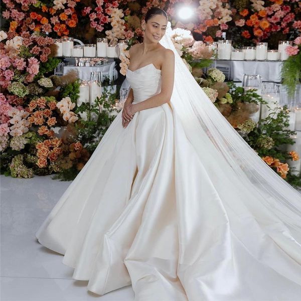 Designer vestidos de noiva plissados ​​de decote sem alças