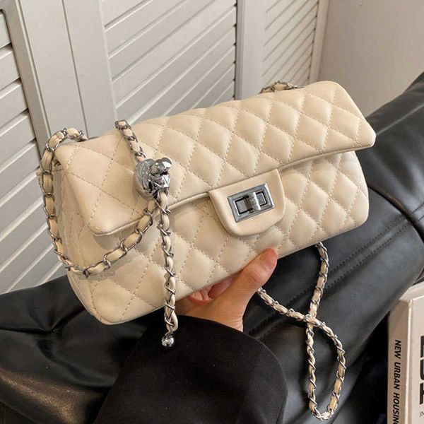 Fábrica de bolsas Bordado de varejo barato Bordado Small Bag 2023 Nova cadeia versátil vermelha Crossbody deste ano Popular