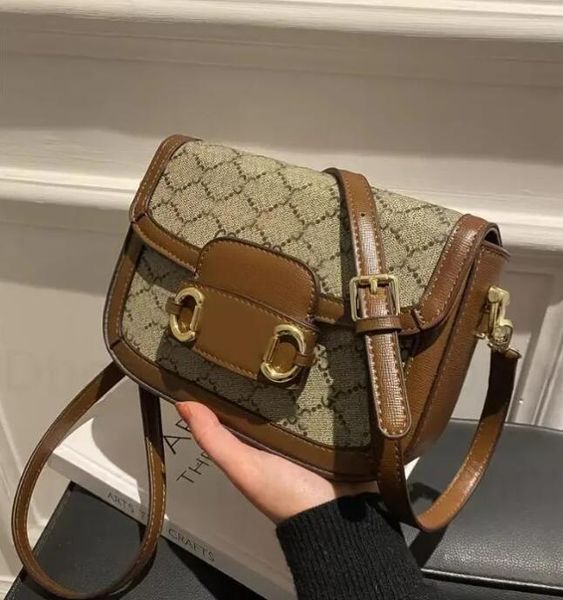 2023 Oldukça yüksek kaliteli lüks tasarımcılar omuz çantaları 21cm el çantası messenger kadın kılıfları moda vintage çanta baskılı çiçek moda çapraz gövde debriyajı 62