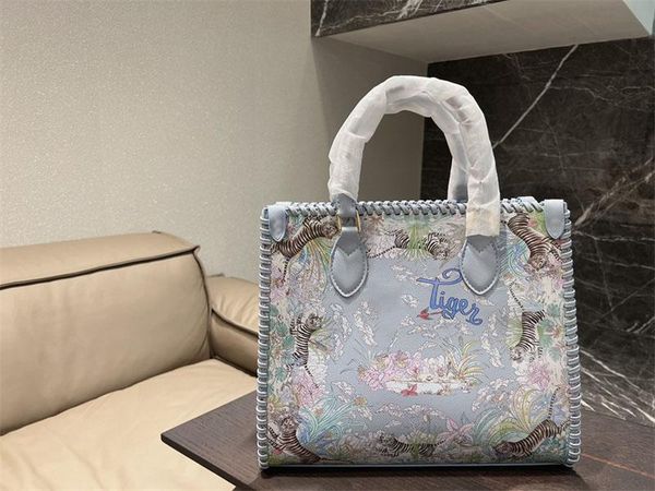 2023 Ano do Tiger Limited Designer Bags Bolsa de ombro Famosa Lady Lady Totes Bolsas com caracter￭sticas Tigres contra um cen￡rio colorido em tons pastel de flores