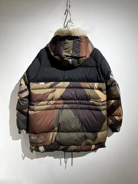 Masculino embaixo de parkas ganso branco desce