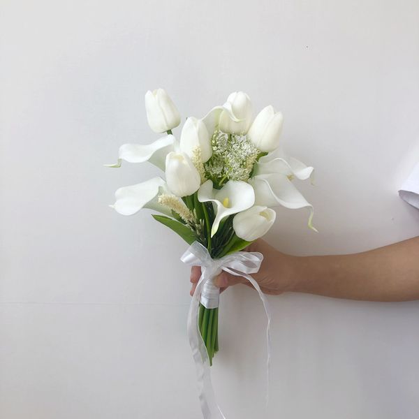 Ghirlande di fiori decorativi Mazzo di tulipani bianco all'ingrosso con giglio Bouquet da sposa artificiale per damigelle Damigella 230213