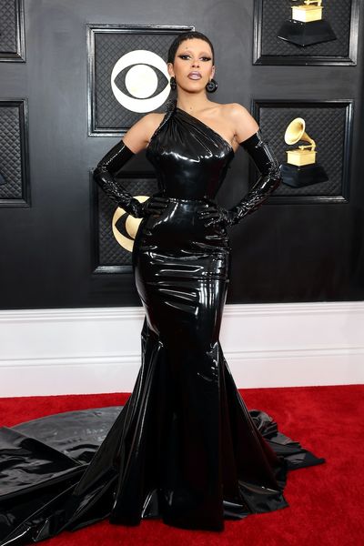 Schwarzes One-Shoulder-Abendkleid mit sexy Fischschwanz bei der 65. Grammy-Preisverleihung