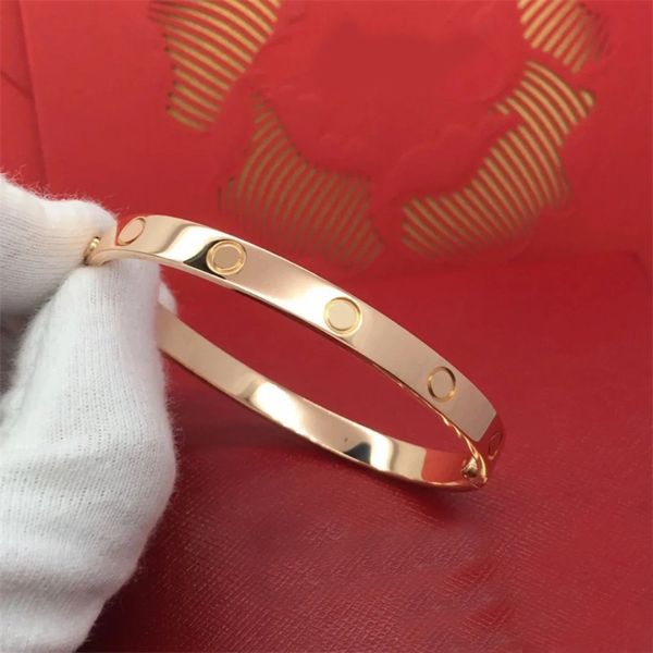 Iced Out Love Jewelry Bracelets de ouro branco luxuosos para mulheres Presentes do dia do dia Titânio Aço de metal diamante Bangle de designer grosso e23