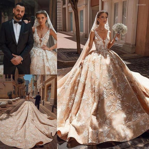 Abito da sposa 2023 Abito da ballo modesto Abiti con scollo a V Applicazioni in pizzo 3D Abiti da sposa increspati Taglie forti Treno della cattedrale Lusso reale