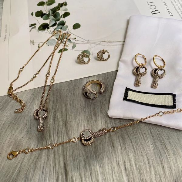 set di collana da sposa, bracciali chiave con strass pieni, anelli, orecchini a bottone con ciondoli per orecchini sono per le donne. set di gioielli firmati di marca con confezione regalo