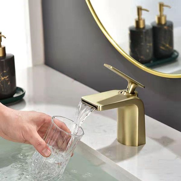 Banyo Lavabo muslukları pirinç tek el ve soğuk karıştırma havzası musluğu siyah/fırçalanmış altın/şelale çıkışı ile krom