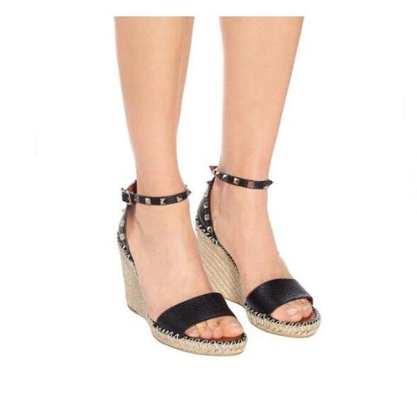 Sandalen Damen Keilsandale High Heels Schuhe metallisches Kalbsleder mit nietenbesetzten 105-mm-Wedges Knöchelriemen Luxusmarke Designer J230525