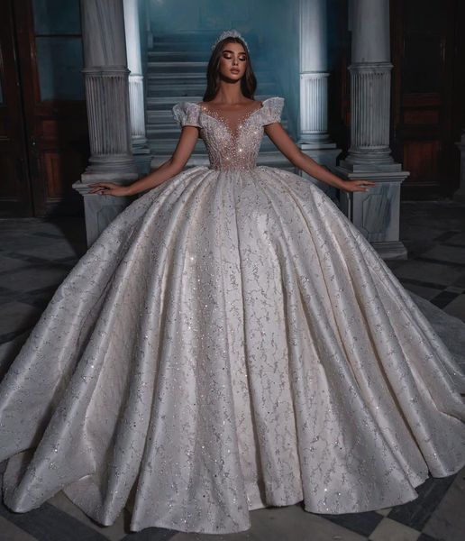 Abiti da sposa di lusso Abiti da sposa con spalle scoperte Scollo a V senza maniche Paillettes Increspature Appliques Lunghezza del pavimento Diamanti con perline Abiti da cerimonia Abiti da sposa Taglie forti