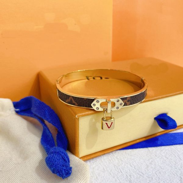 Bracelets de novo estilo feminino Bangled Carta de jóias de jóias de couro falso 18K Gold Bated Aço inoxidável Feminino Presentes de casamento Acessórios S0223 PATY AA