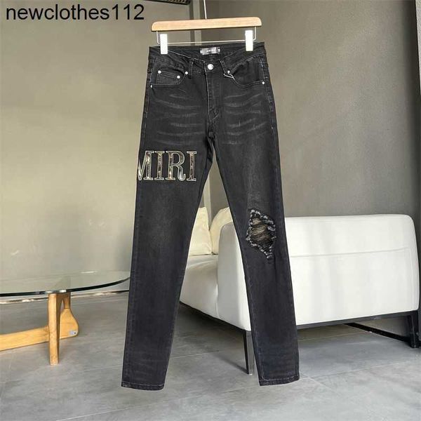 Jeans da uomo Amirs Designer Fashion Pantaloni Cool Stylish Leisure Strappato Brand Black Washed Hole Letter Ricamo Pelle Slim Fit