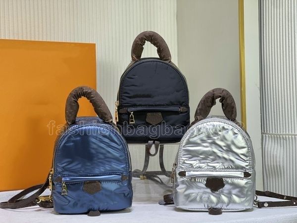 Charmosa minimochila de designer com monogramas bordados para as ruas da cidade de esqui