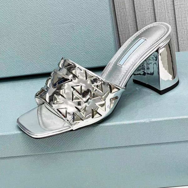 Terlik gerçek deri ayakkabılar üzerinde kayma 65mm alçak açık ayak parmağı altın üçgen perçin sandalet tasarımcısı fabrikası kadın gümüş yaz plaj ayakkabı