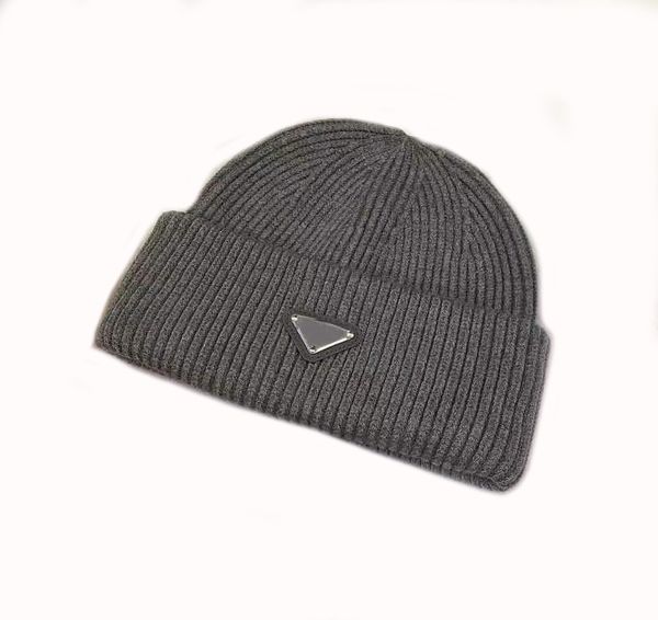 Winter Designer Caps Luxury Man Hats Tri￢ngulo de metal criativo com letras ￠ prova de vento frio quente gorros delicados de estilista moderno para malha para senhoras cavalheiros