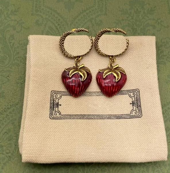 Il designer progetta orecchini vintage in oro con diamanti a forma di lucchetto con fragole a doppia lettera, adatti per regali di nozze e fidanzamento per ragazze