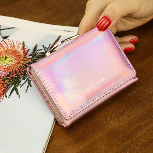 Wallets Pequena carteira de couro feminina Bolsa de laser fofa para fêmeas para cartões Mini Coin Box Passport Capa curta Bolsa