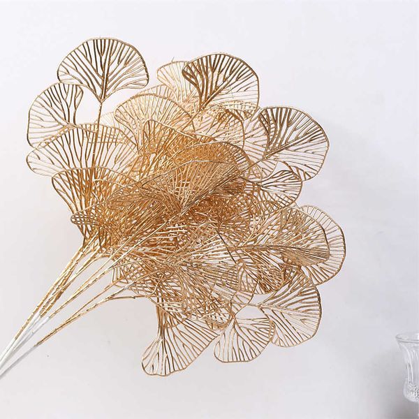 Ghirlande di fiori decorativi 1PC Ventaglio a tre punte Rete di foglie Oro artificiale Ginkgo Eucalipto Agrifoglio per arco nuziale Composizione floreale Decorazioni per la casa Artigianato