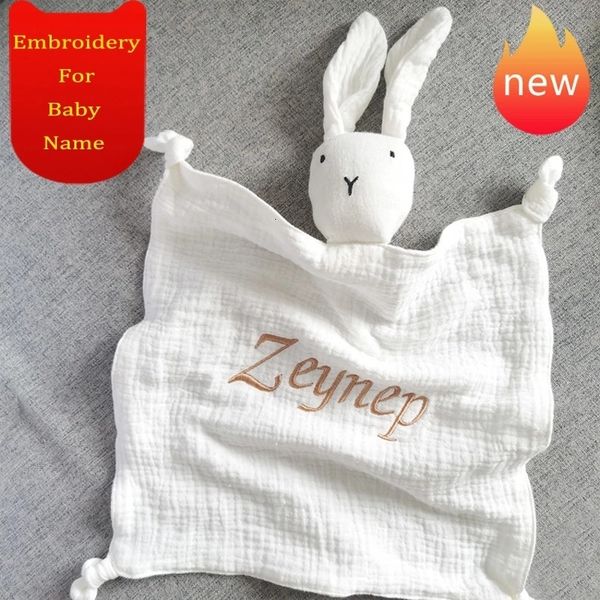 Decken Windeln Name bestickt Kinder Schlafspielzeug Beruhigen Beschwichtigen Handtuch Lätzchen Individuell geborene schlafende Puppen Baby-Baumwoll-Musselin-Schmusedecke 230220